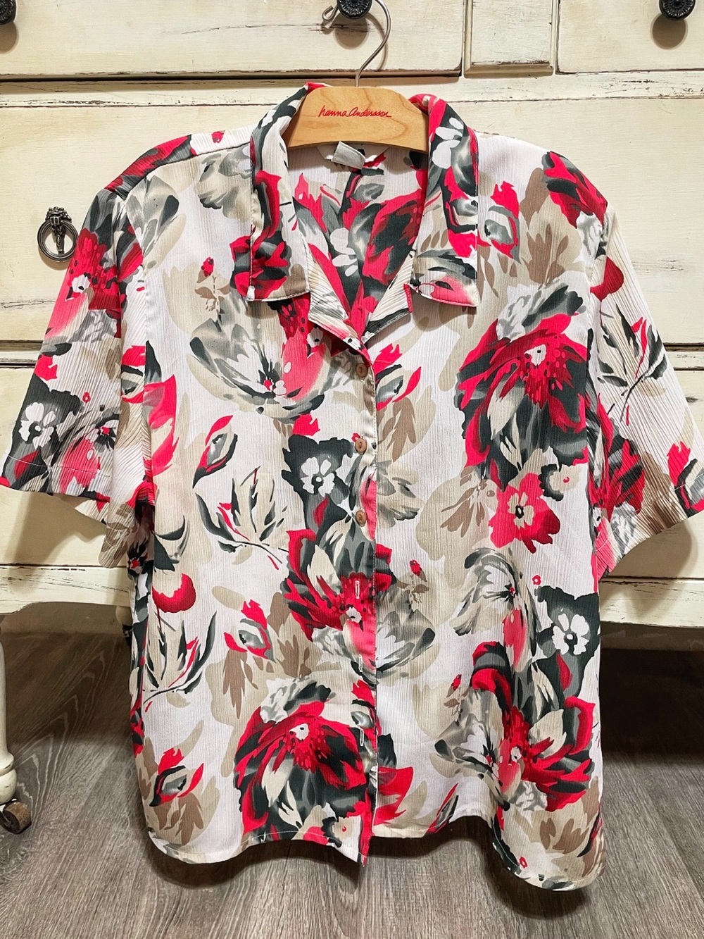 Alia Vintage Casual Short-Sleeve Button-Down Shirt in White, Red & Gray
